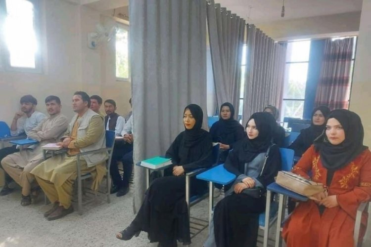 Afganistan'da &uuml;niversitelerde kadınlara &ouml;rt&uuml;nme, sınıflara harem selamlık zorunluluğu