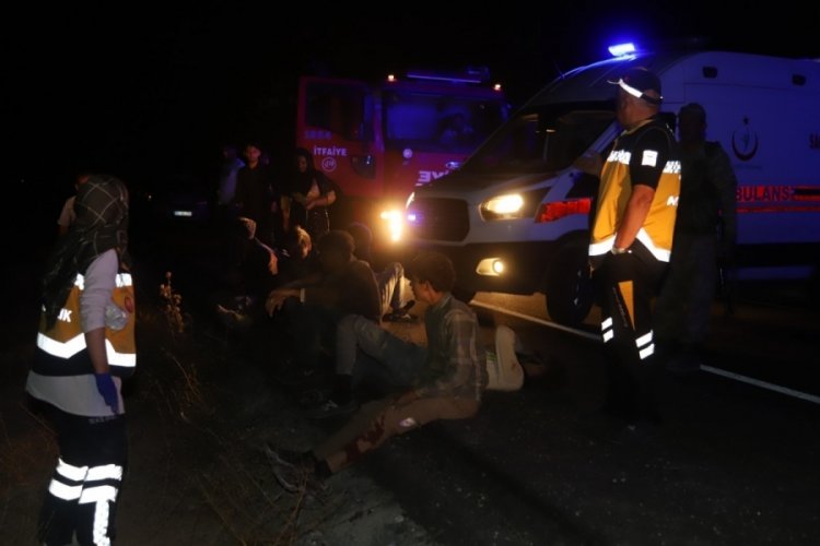 Van'da ka&ccedil;ak g&ouml;&ccedil;menleri taşıyan minib&uuml;s kaza yaptı: &Ouml;l&uuml; ve yaralılar var...
