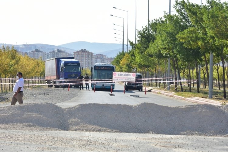 Yolun ortasına koyduğu tabela tartışma yarattı