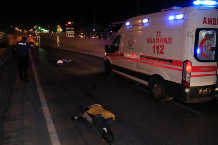 Kahreden g&ouml;r&uuml;nt&uuml;! Yolun karşısına ge&ccedil;mek isteyen yabancı uyruklu kız kardeşler...