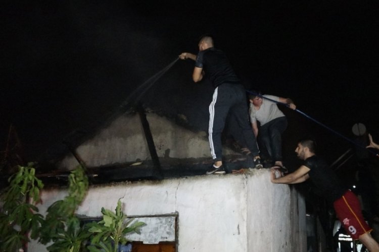 Antalya'da yanan gecekonduya mahalle sakinleri müdahale etti