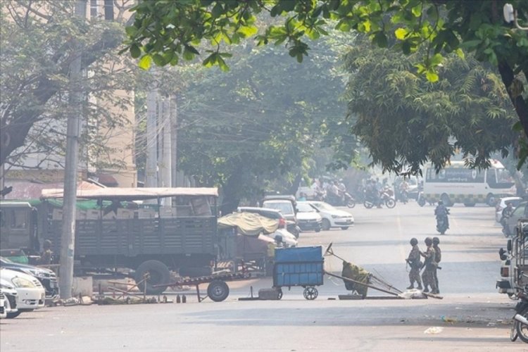 Myanmar'da "g&ouml;lge h&uuml;k&uuml;met" &uuml;lke &ccedil;apında ayaklanma &ccedil;ağrısı yaptı