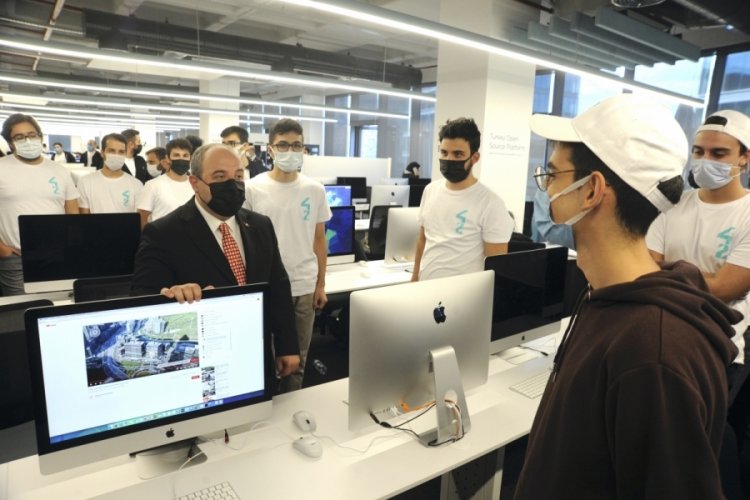 Sanayi ve Teknoloji Bakanı Varank, yeni nesil yazılım okullarının a&ccedil;ılışını yaptı