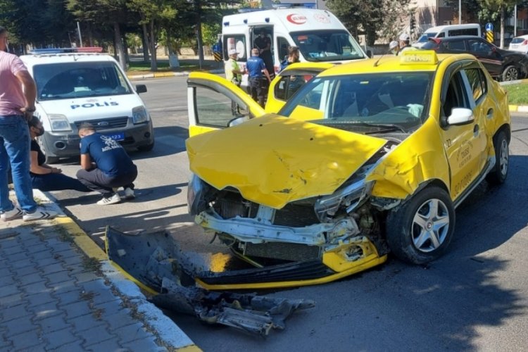 Isparta'da iki ara&ccedil; &ccedil;arpıştı: 3 yaralı