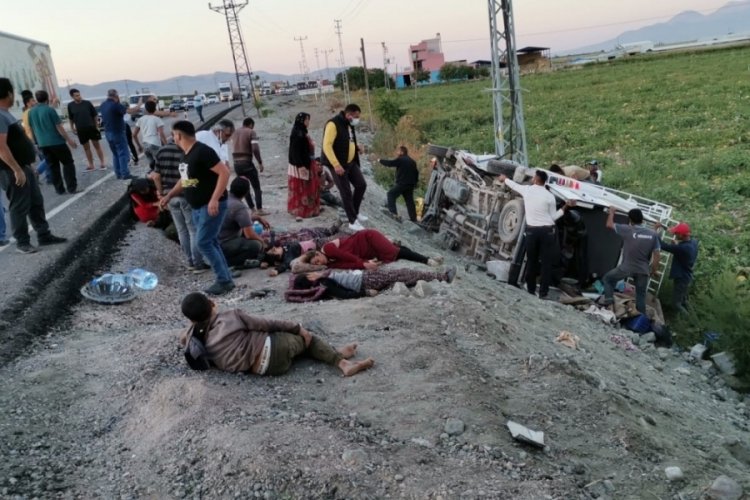 Mevsimlik iş&ccedil;ileri taşıyan minib&uuml;s tırla &ccedil;arpıştı: 19 yaralı