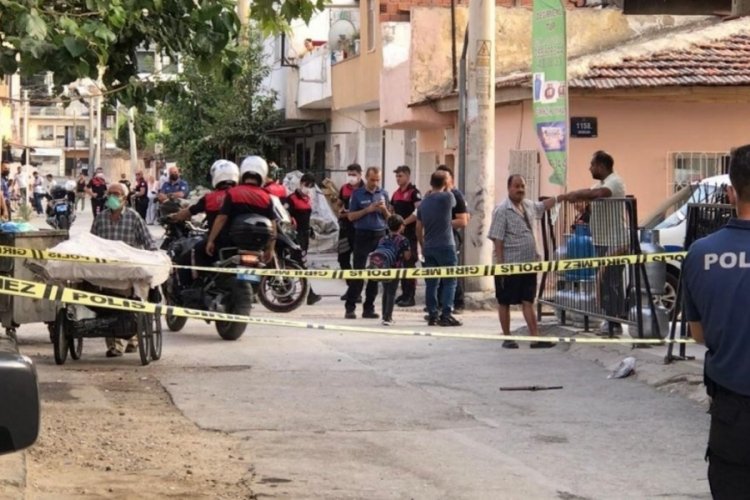 İzmir'de husumetliler silahlı saldırı d&uuml;zenledi: &Ccedil;ok sayıda yaralı var
