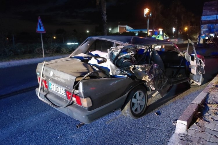 Kazada trakt&ouml;re &ccedil;arpan s&uuml;r&uuml;c&uuml; otomobilin camından yola fırladı