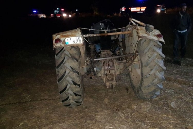 Devrilen trakt&ouml;r&uuml;n altında kalan s&uuml;r&uuml;c&uuml; hayatını kaybetti