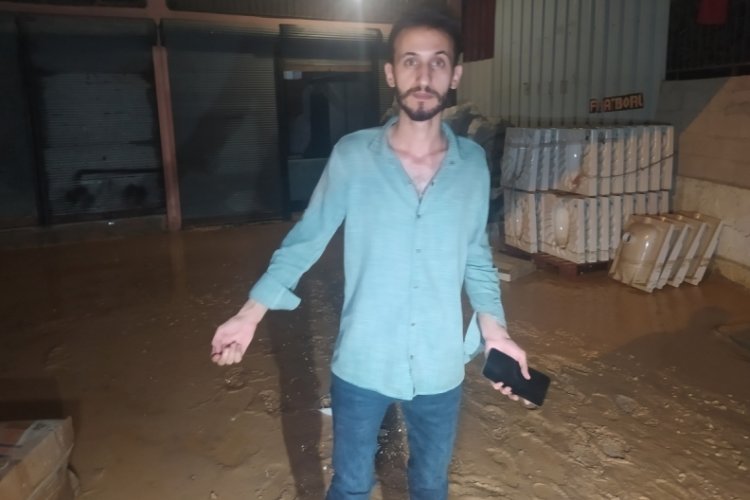 Adana'da su borusu patladı, ev ve iş yerleri sular altında