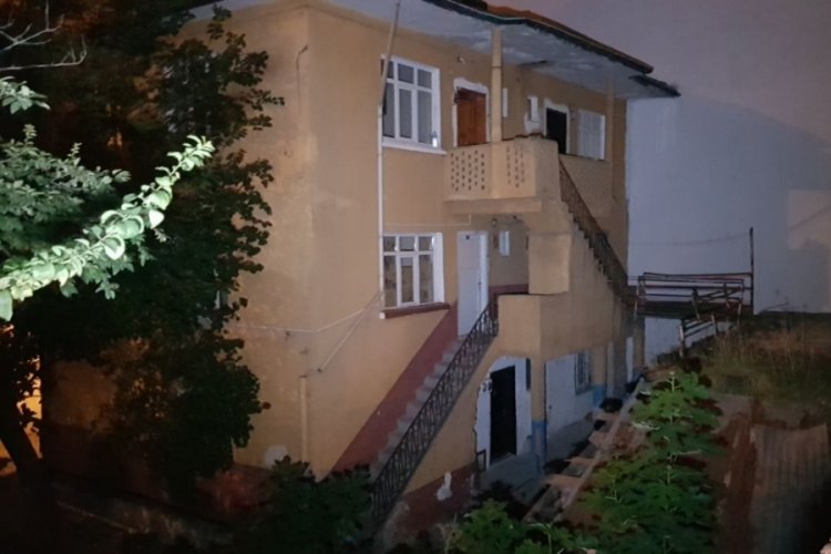 Karab&uuml;k'te yıkılan balkon nedeniyle zemine d&uuml;ş&uuml;p yaralandılar
