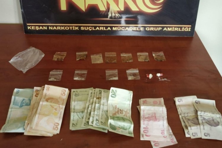 Edirne'de polisi g&ouml;r&uuml;nce uyuşturucuyu klozete attı