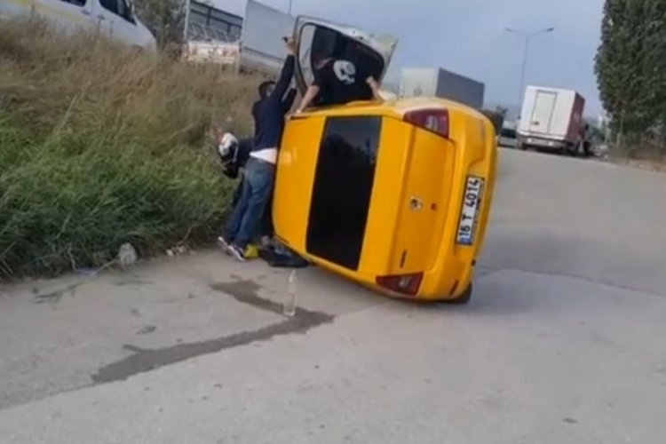 Bursa'da kamyonun sıkıştırdığı taksi şarampole sürüklenerek takla attı! 2 yaralı var