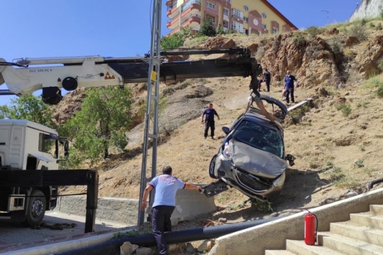 Ankara Ke&ccedil;i&ouml;ren'de otomobille 20 metreden yuvarlanan s&uuml;r&uuml;c&uuml; &ouml;ld&uuml;