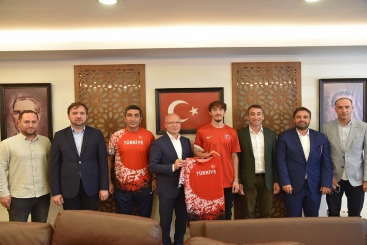 Milli Sporcu Berke Ak&ccedil;am'dan AK Parti Bursa İl Başkanı G&uuml;rkan'a ziyaret