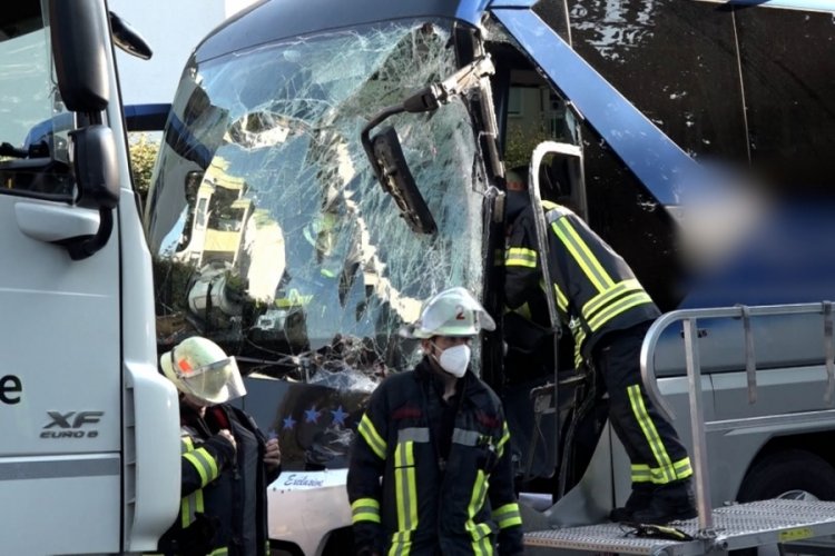 Almanya'da yolcu otob&uuml;s&uuml; kaza yaptı: 16 yaralı