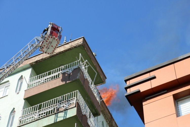 Kahramanmaraş'ta bir apartmanın &ccedil;atısında yangın meydana geldi