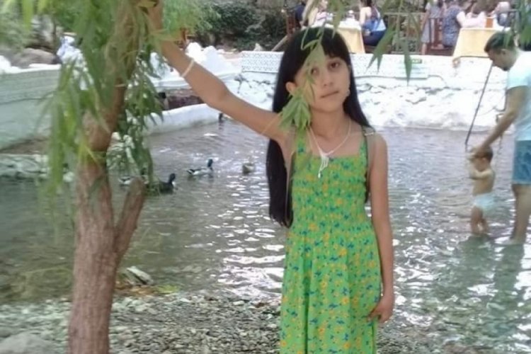 Annesiyle &uuml;niforma almak i&ccedil;in alışverişe &ccedil;ıkan k&uuml;&ccedil;&uuml;k kıza kamyon &ccedil;arptı