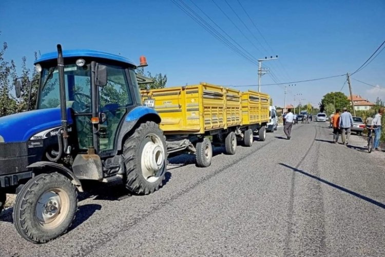 Sollamak istediği trakt&ouml;r&uuml;n altında kalan motosiklet s&uuml;r&uuml;c&uuml;s&uuml; &ouml;ld&uuml;