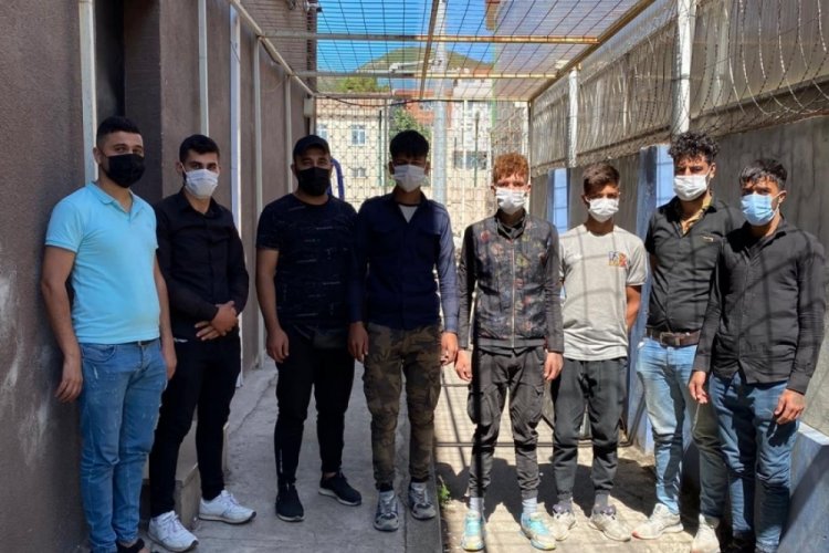 Polisin durdurduğu ara&ccedil;ta 8 ka&ccedil;ak g&ouml;&ccedil;men yakalandı