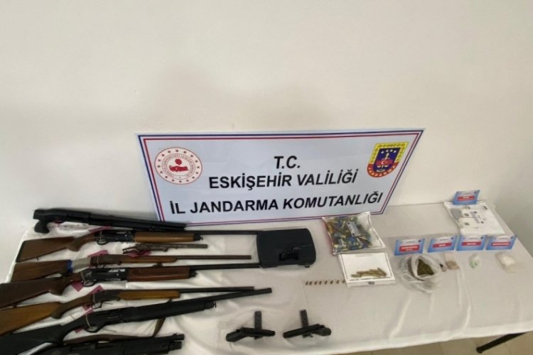 Eskişehir'de aranan şahıs, uyuşturucuyla yakalandı