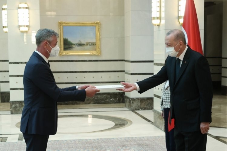 İsvi&ccedil;re'nin Ankara B&uuml;y&uuml;kel&ccedil;isi, Cumhurbaşkanı Erdoğan'a g&uuml;ven mektubu sundu