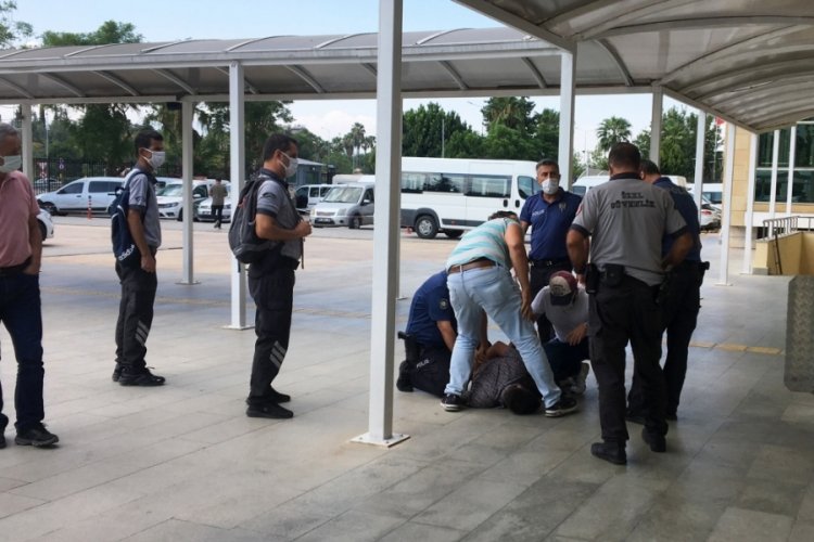 Antalya'da adliyeden ka&ccedil;ma girişiminde bulununca vatandaş &ccedil;elme taktı