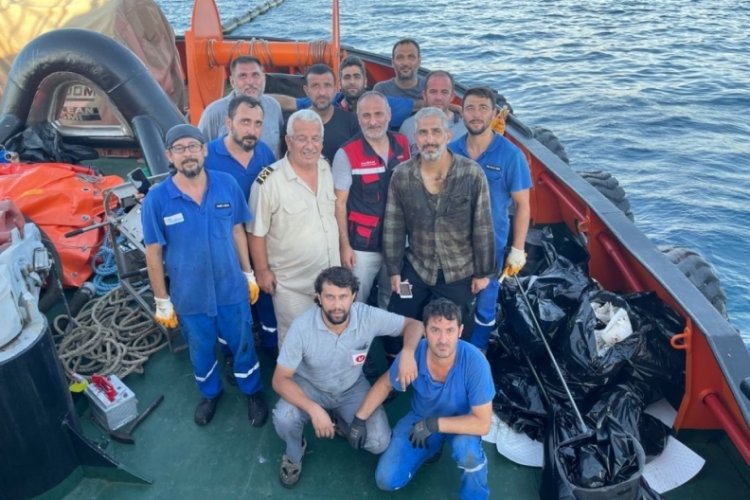 Samandağ sahilindeki petrol atığı temizliği s&uuml;r&uuml;yor