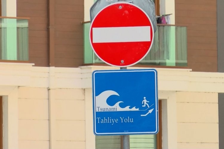 İstanbul'da yollara 'tsunamiden ka&ccedil;ış' tabelaları koyuldu