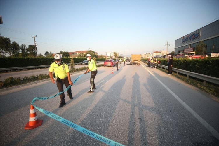 Kamyonla &ccedil;arpışan motosikletteki iki kişi &ouml;ld&uuml;