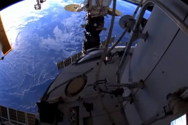Rus kozmonotlar, uzay yürüyüşüne çıktı