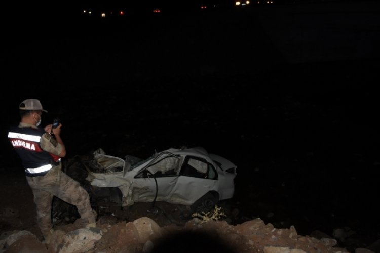 Otomobil, k&ouml;pr&uuml;den aşağı d&uuml;şt&uuml;: 2 &ouml;l&uuml;, 1 yaralı