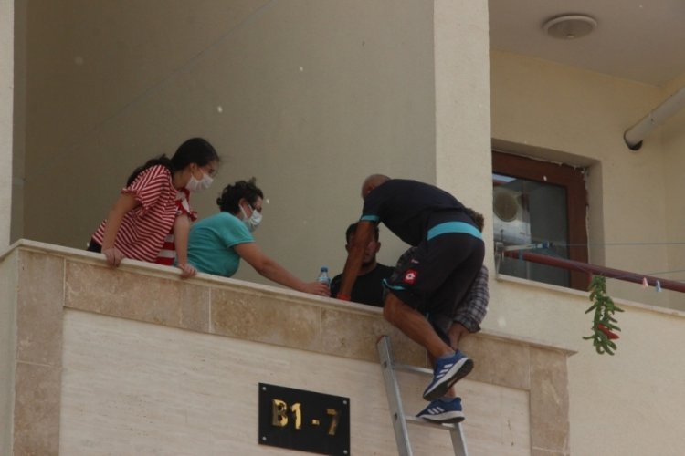 Yangında 2 yaşındaki kızını aşağı attı: O anlar kamerada...