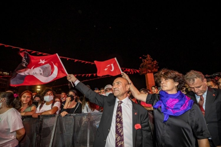 İzmir'de 9 Eyl&uuml;l coşkusu akşam da devam etti