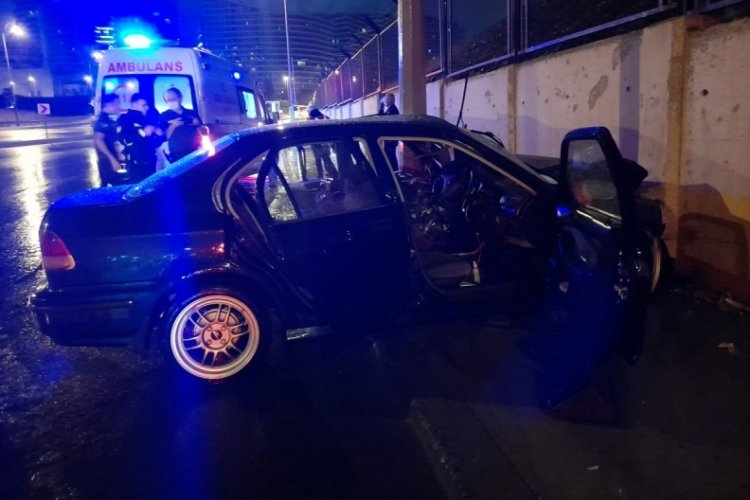İstanbul'da bir ara&ccedil; aydınlatma direğine &ccedil;arptı: 3 yaralı