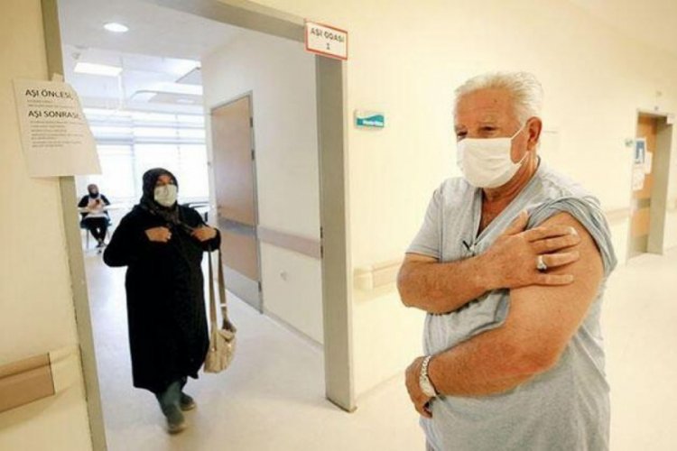 Uzmanlardan 65 yaş &uuml;st&uuml;ne tek doz aşı uyarısı!