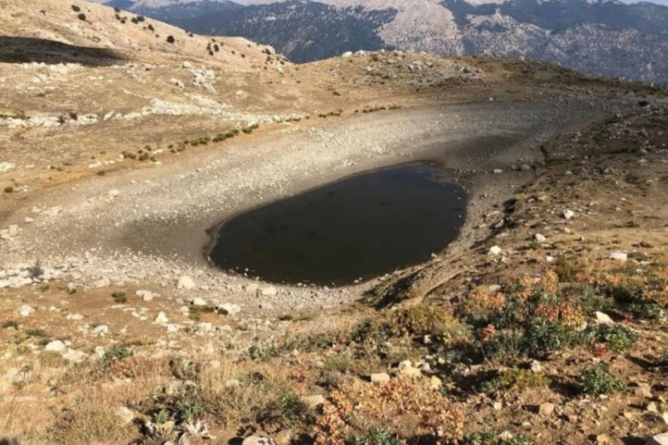 B&ouml;lgeye hayat veren g&ouml;l kuraklık nedeniyle can &ccedil;ekişiyor
