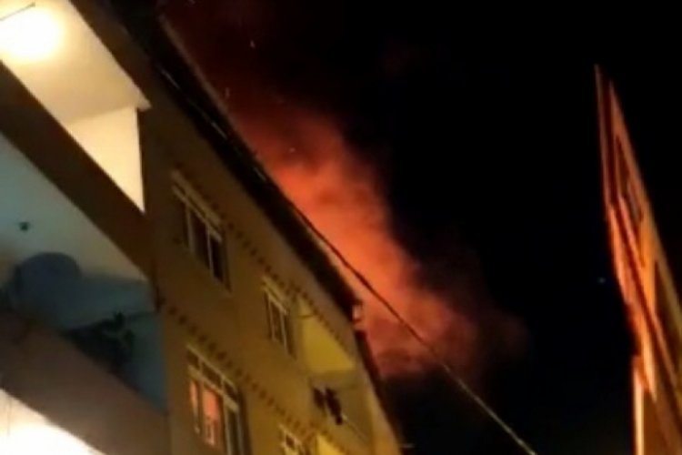İstanbul Bağcılar'da iki metruk binanın &ccedil;atısı yandı