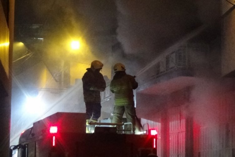 İzmir'de mobilya atölyesinde korkutan yangın
