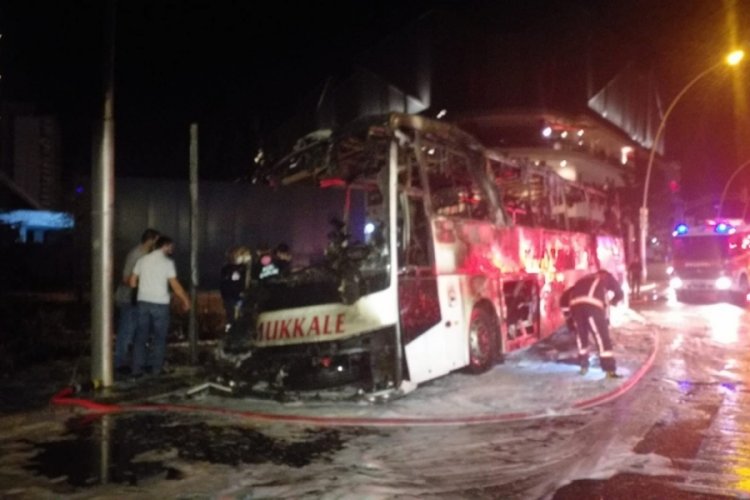 Ankara'da yolcu otob&uuml;s&uuml; yandı: 1 &ouml;l&uuml;, 20 yaralı