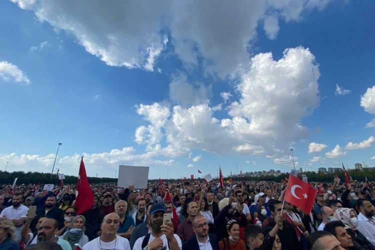 Aşı karşıtları maskesiz toplandı! Endişe yaratan g&ouml;r&uuml;nt&uuml;ler