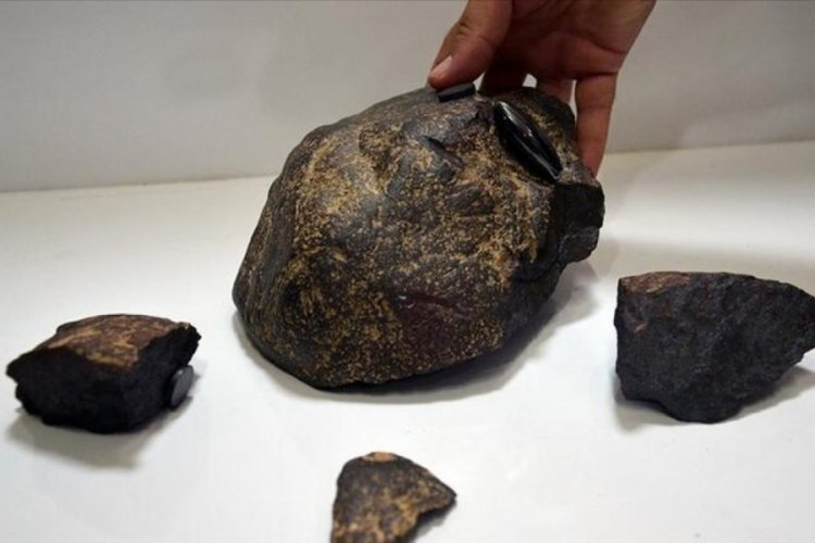 Aydın'da iki gen&ccedil; gezi yaparken meteor taşı buldu
