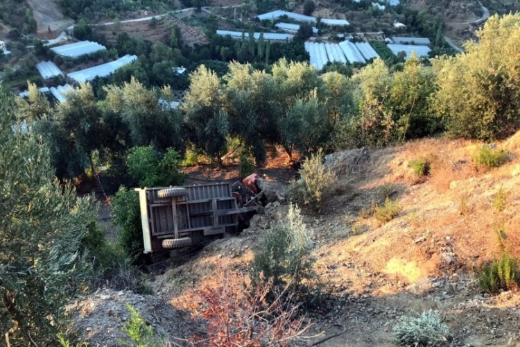 Antalya'da trakt&ouml;r s&uuml;r&uuml;c&uuml;s&uuml; u&ccedil;urumdan yuvarlanarak &ouml;ld&uuml;