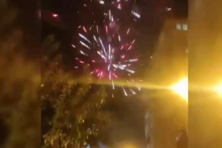 İstanbul Esenyurt'ta havai fişek evin &ccedil;atısını d&uuml;şt&uuml;! &Ccedil;atı alev alev yandı
