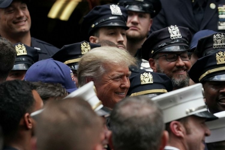 Donald Trump'tan New York polisi ve itfaiyesine s&uuml;rpriz ziyaret