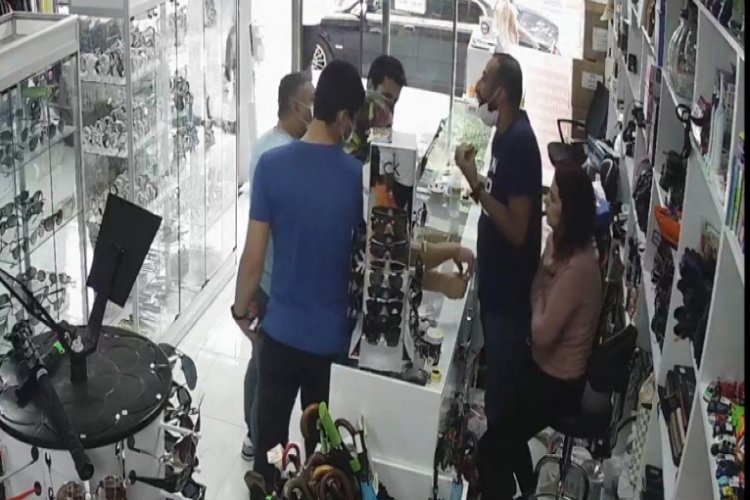 İndirim yapmadı diye tezgahtaki kızın &uuml;zerine &ccedil;ay d&ouml;kt&uuml;!