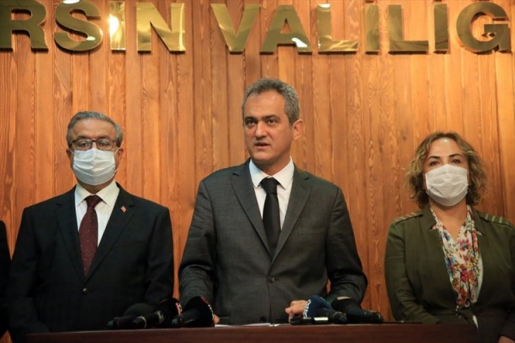 Bakan &Ouml;zer'den y&uuml;z y&uuml;ze eğitim a&ccedil;ıklaması