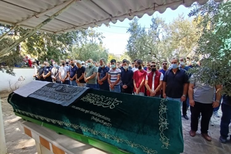 İzmir'deki feci kazada &ouml;len s&uuml;r&uuml;c&uuml;n&uuml;n cenazesi Balıkesir'de defnedildi