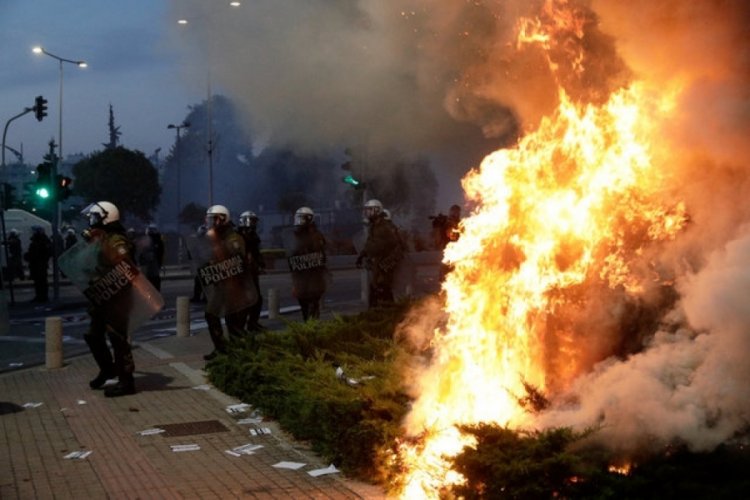 Yunanistan Selanik'te, protestocular polisle &ccedil;atıştı!
