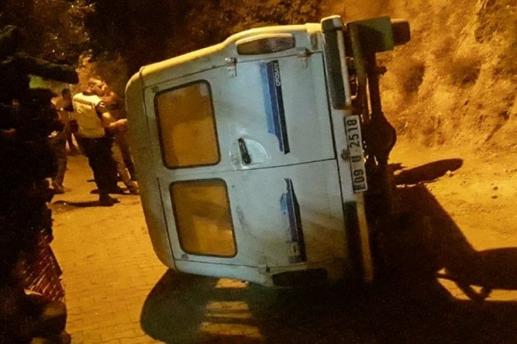 Aydın'da freni tutmayan minib&uuml;s devrildi: 4 yaralı