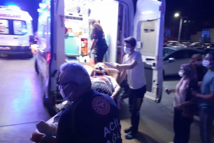 Adana'da s&uuml;r&uuml;c&uuml; epilepsi ge&ccedil;irerek ağaca &ccedil;arptı!